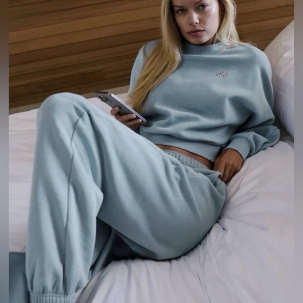 ALO Yoga Cropped Accolade Crewneck Celestial Blue Small BNWOT SOLD OUT COLOR!!!